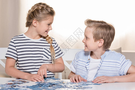 笑的兄弟姐妹们一起玩拼字游戏在图片