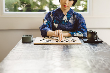 日本女孩喝茶下围棋图片