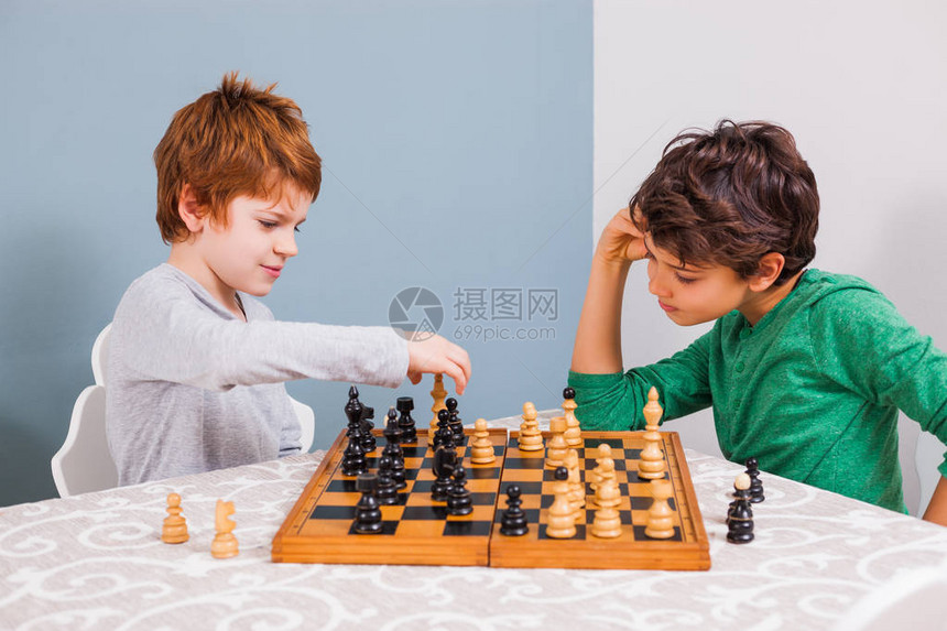 两兄弟在家里下棋图片