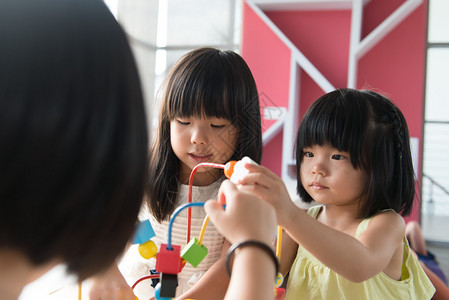 小孩子们开心地玩具图片