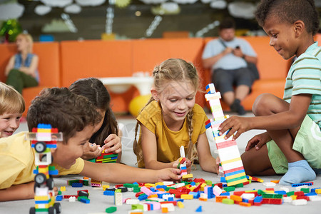 儿童在幼稚园建构筑室内游戏和活动幼图片