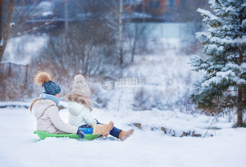 可爱的小快乐女孩在冬季雪天滑雪圣诞节前夕户外图片