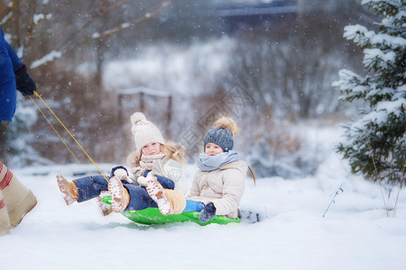 可爱的小快乐女孩在冬季雪天滑雪圣诞节前夕户外图片