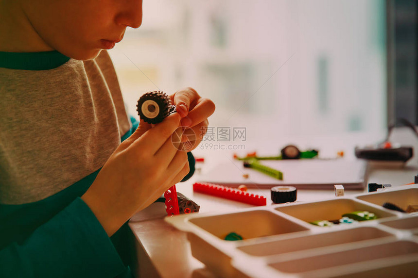 小男孩在机器人技术学校课上建造机器人S图片