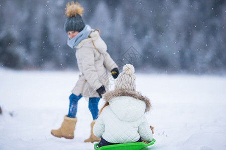 可爱的小快乐女孩在冬季雪天滑雪圣诞节前夕户外图片