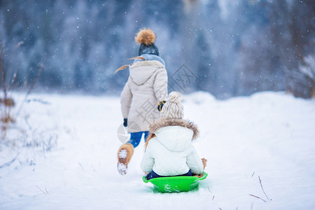 可爱的小快乐女孩在冬季雪天滑雪圣诞节前夕户外图片