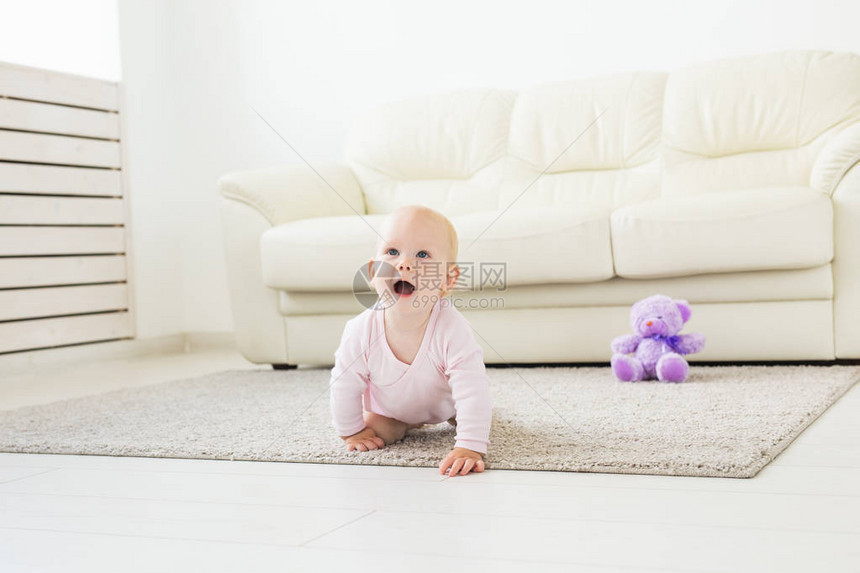 童年儿童和婴儿期的概念在家里爬图片