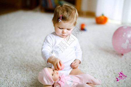 可爱漂亮的小女婴在家里或托儿所玩具娃快乐健康的孩子玩不同的玩具幼儿学图片