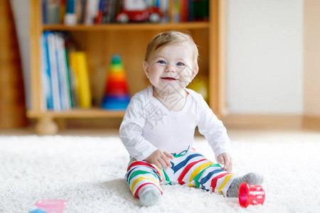 可爱的女婴在幼儿园玩益智玩具快乐健康的孩子在家里玩五颜六图片