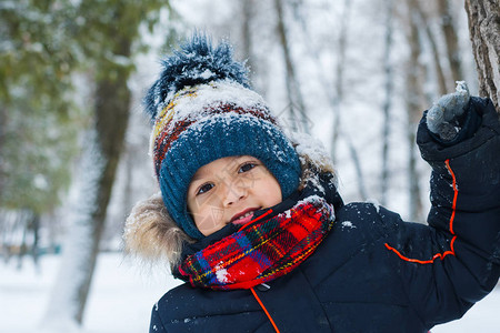 冬天在森林里散步的快乐男孩图片
