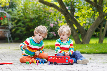 两个小男孩穿着五颜六色的衣服图片