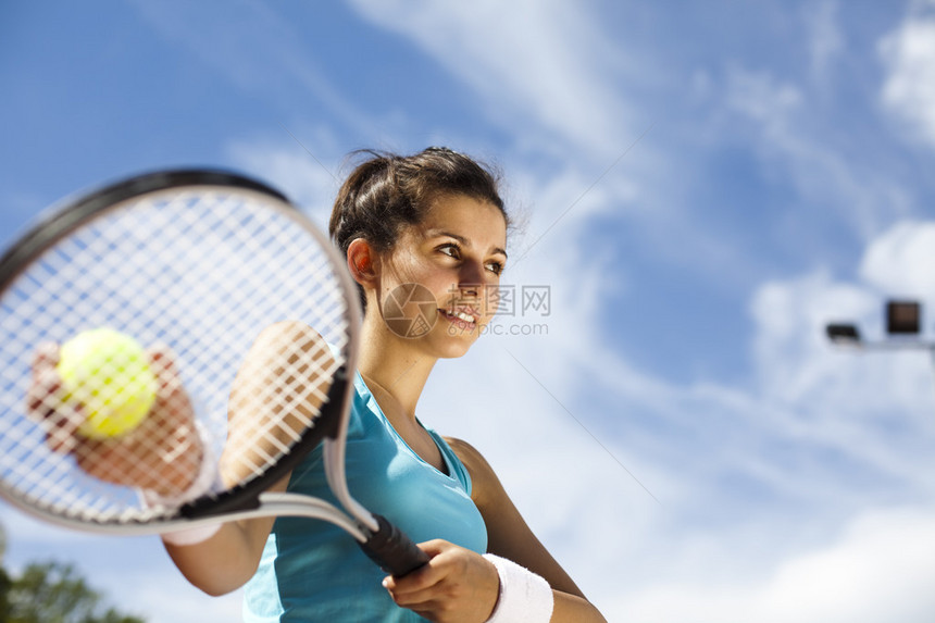 夏天打网球的女人图片