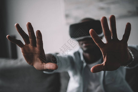 非裔美国人在家里使用虚拟现实头耳图片