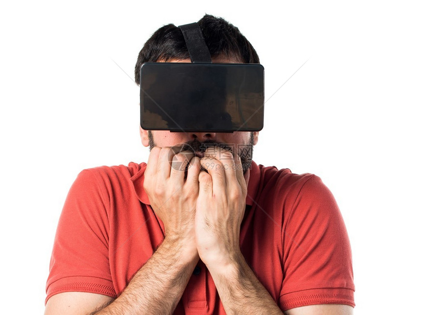 使用VR眼镜的受惊男子图片