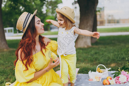 穿着黄色衣服的快乐女人在公园里玩耍图片