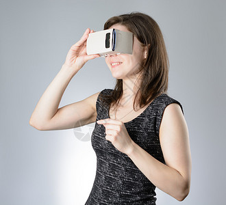 年轻女玩虚拟现实游戏Go背景图片