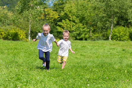 快乐的孩子们在秋公园图片