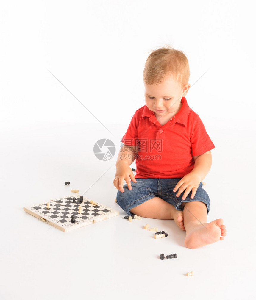 在白色背景下棋的小男孩图片