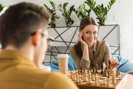 年轻女子下棋与对手调情图片