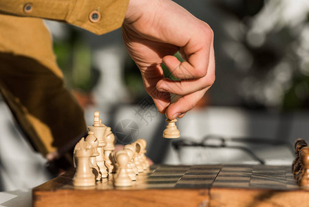 下棋时男子移动的镜头图片