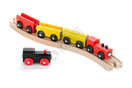 木制玩具火车在白色背景上被隔离图片