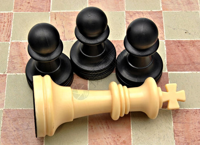 国王落下白色三颗黑色棋子图片