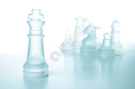 成功和领导理念玻璃象棋之王在白色背图片