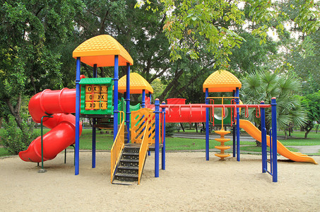 公园沙地上色彩缤纷的儿童游乐场图片
