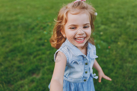 快乐的小可爱小女孩穿着牛仔服走路和跑步图片