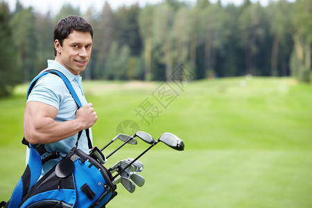 高尔夫球场上的男人图片