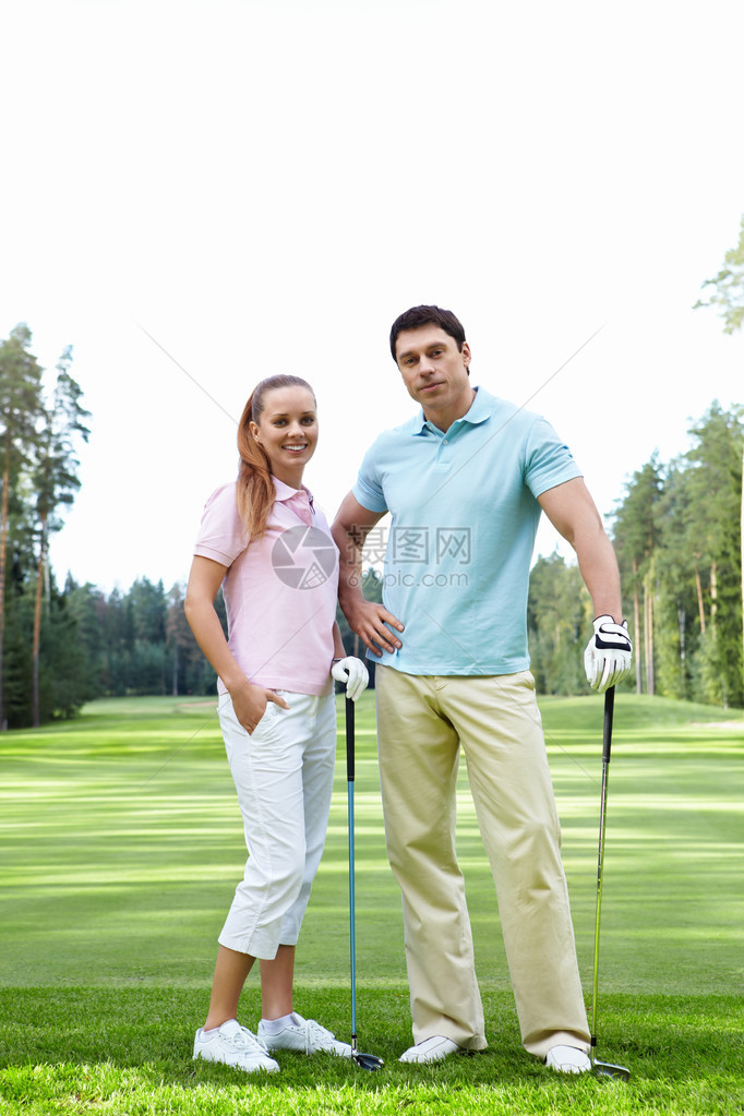 高尔夫球场上的幸福夫妻图片