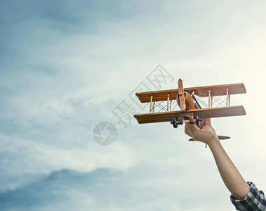空中有木制飞机的手图片
