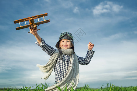 有木飞机的快乐男孩图片