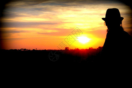 在博茨瓦纳奥卡万戈三角洲的日落前图片