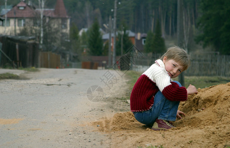 小女孩玩沙子图片