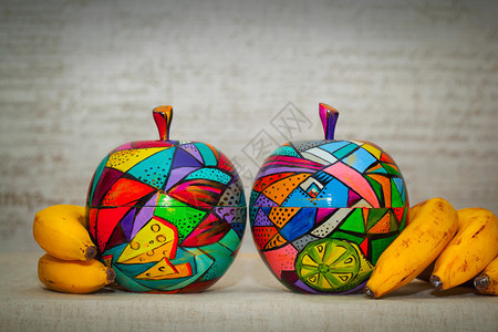 现代艺术家般的明亮多彩姿的苹果和香蕉般的装饰水果手工作品由图片