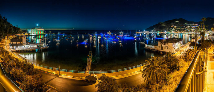 亚法隆市赌场灯光和海洋湾的全景夜里有卡背景图片