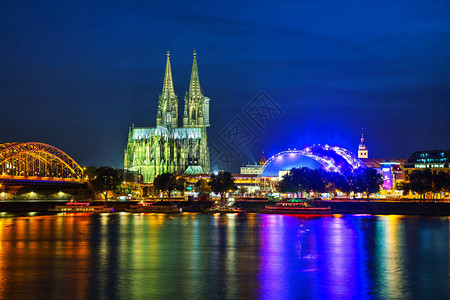 夜间科隆城市灯光景观图片