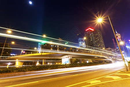 现代城市街道的交通在夜里模糊了图片