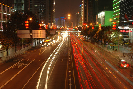 广东省深圳市夜里走主干道有图片