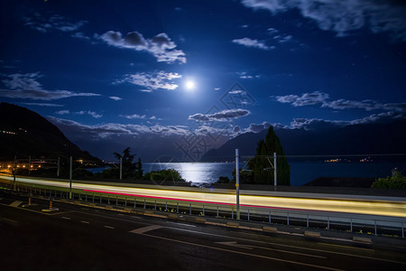 晚上在吉列夫湖上观光图片