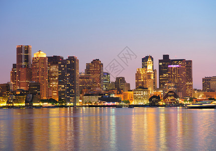 波士顿市中心在黄昏城市建筑在日图片