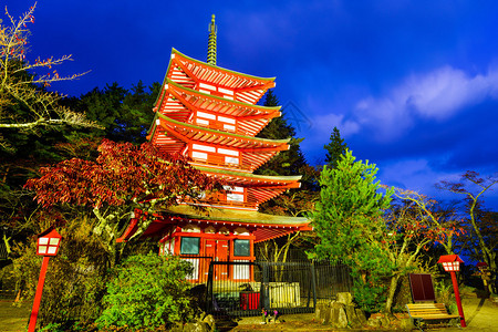 日本福吉田阿拉库森根神社的Chureito图片