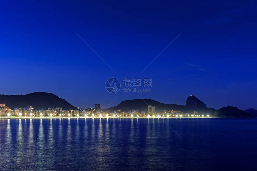 夜间看到Copacabana海滩和糖湖及其建筑物灯光海图片