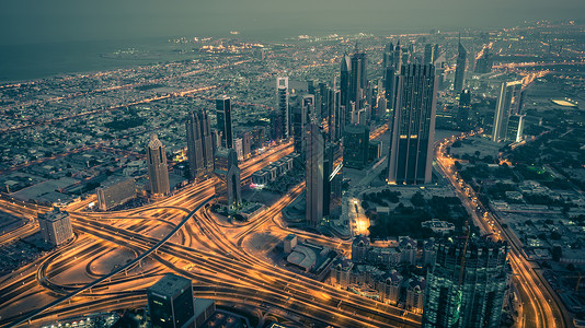 迪拜市中心夜景与城市灯光从上面的顶视图图片