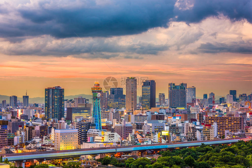 暮色中的日本大阪天际线图片