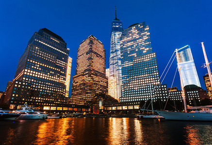夜幕世界金融中心从美国纽约Hudson河浏览图片