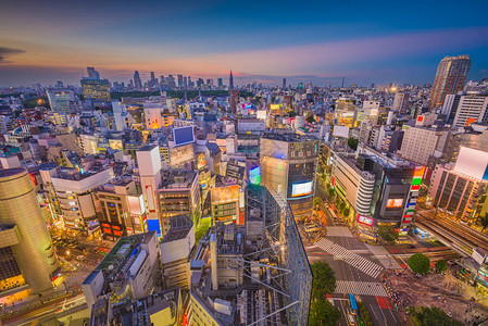 在黄昏著名的杂耍横行上方的涉谷东京日图片