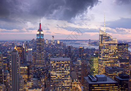 夜间照明的摩天大楼纽约市图片