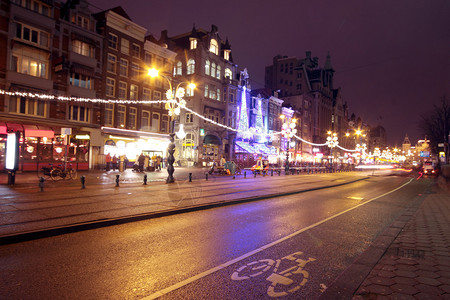 夜间在荷兰阿姆斯特丹的圣诞节背景图片